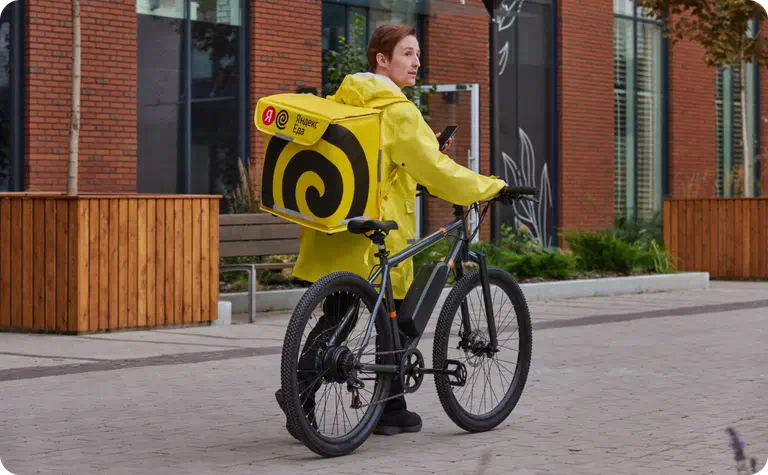 Курьер Яндекс еда на велосипеде